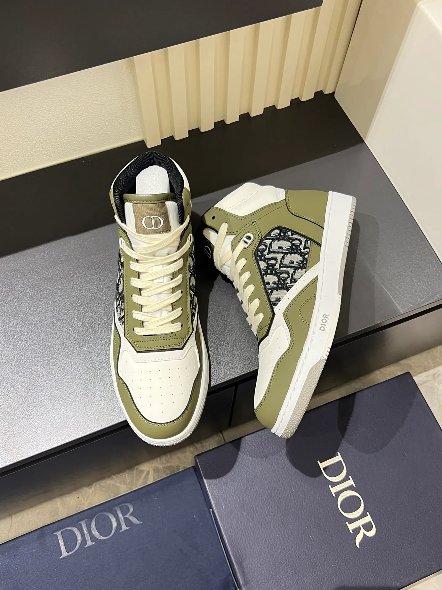 Men's shoes 💰p460 "Dio*" mid-top B27 casual sneakers. This B27 high-top sneaker is a new product in the series and continues Di*r's classic style. Crafted from gray and white smooth calf leather with beige and black Oblique print panels on the sides. The "CD Icon" shaped shoelace eyelets are clever and delicate, and the two-color rubber sole, rear collar and heel are all equipped with the brand's iconic details to enhance the style. Oblique printed straps at the ankle allow for an adjustable fit to complement the overall design. Fashionable and versatile, it can complement any look. Create an exquisite design with unique dynamic vitality and modern atmosphere, presented in low-top and high-top styles. This new must-have shoe adds a new dimension to Dior's archive heritage, embodying modern elegance. Purchase the original version and make it 1:1. If you need top quality, please come to me! Male 38-44!